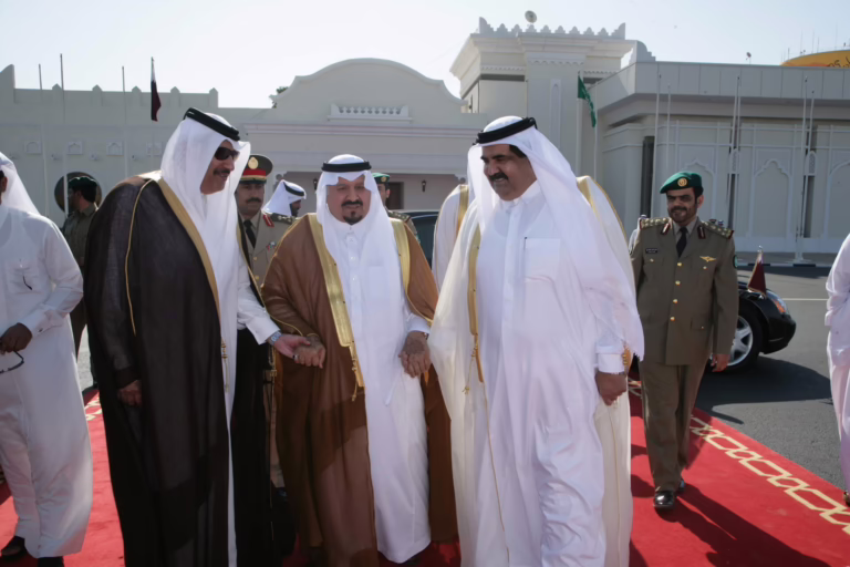 سمو الأمير الشيخ حمد بن خليفة آل ثاني يودّع ولي عهد المملكة العربية السعودية الأمير سلطان بن عبد العزيز في الدوحة – 12 مارس 2008