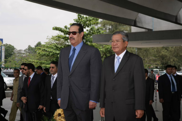 معالي رئيس مجلس الوزراء وزير الخارجية الشيخ حمد بن جاسم بن جبر آل ثاني يلتقي ملك كمبوديا في بنوم بنه – 2 أبريل 2008