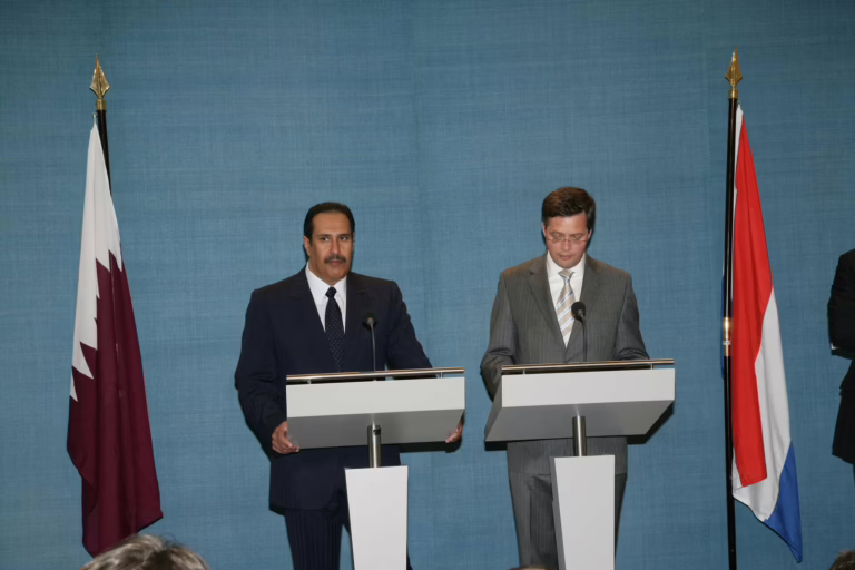 معالي رئيس مجلس الوزراء وزير الخارجية الشيخ حمد بن جاسم بن جبر آل ثاني يلتقي رئيس وزراء هولندا في لاهاي – 24 أبريل 2008