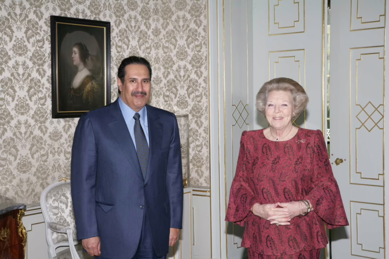 معالي رئيس مجلس الوزراء وزير الخارجية الشيخ حمد بن جاسم بن جبر آل ثاني يلتقي ملكة هولندا بياتريس في لاهاي – 25 أبريل 2008