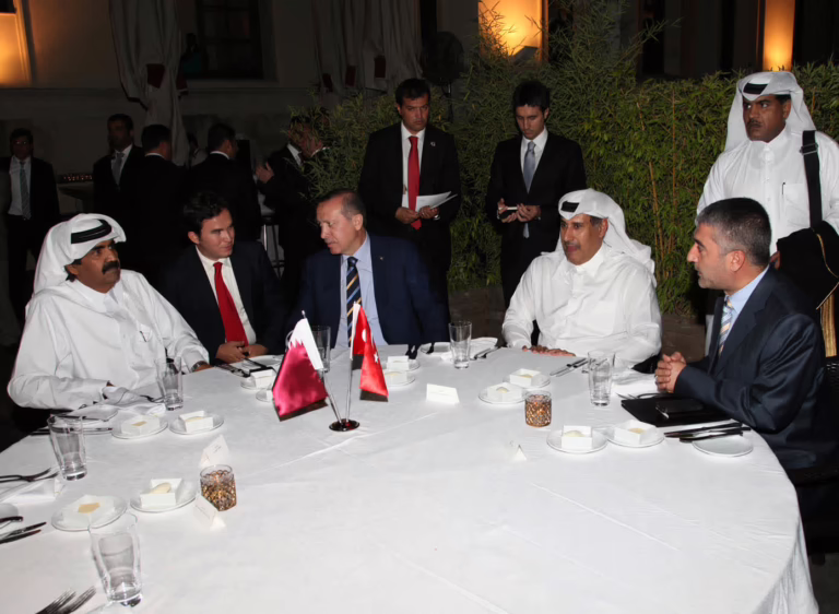 سمو الأمير الشيخ حمد بن خليفة آل ثاني يلتقي رئيس الوزراء التركي رجب طيب أردوغان في إسطنبول – 30 أغسطس 2011